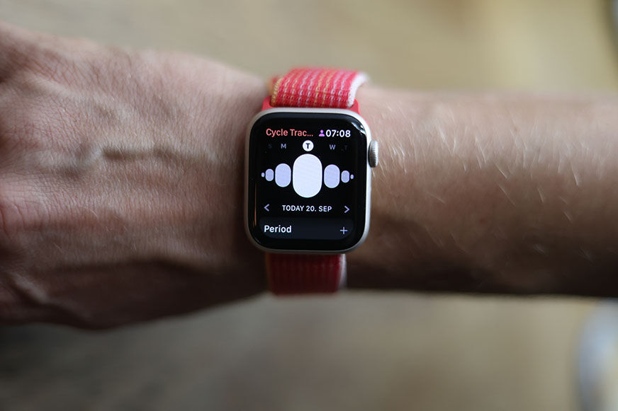 Man sieht das Zyklustracking auf der Apple Watch SE.